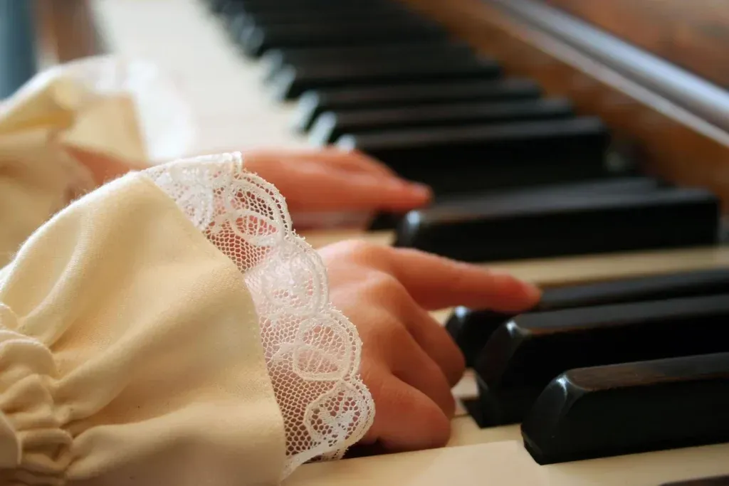baby playing piano 1552157 min